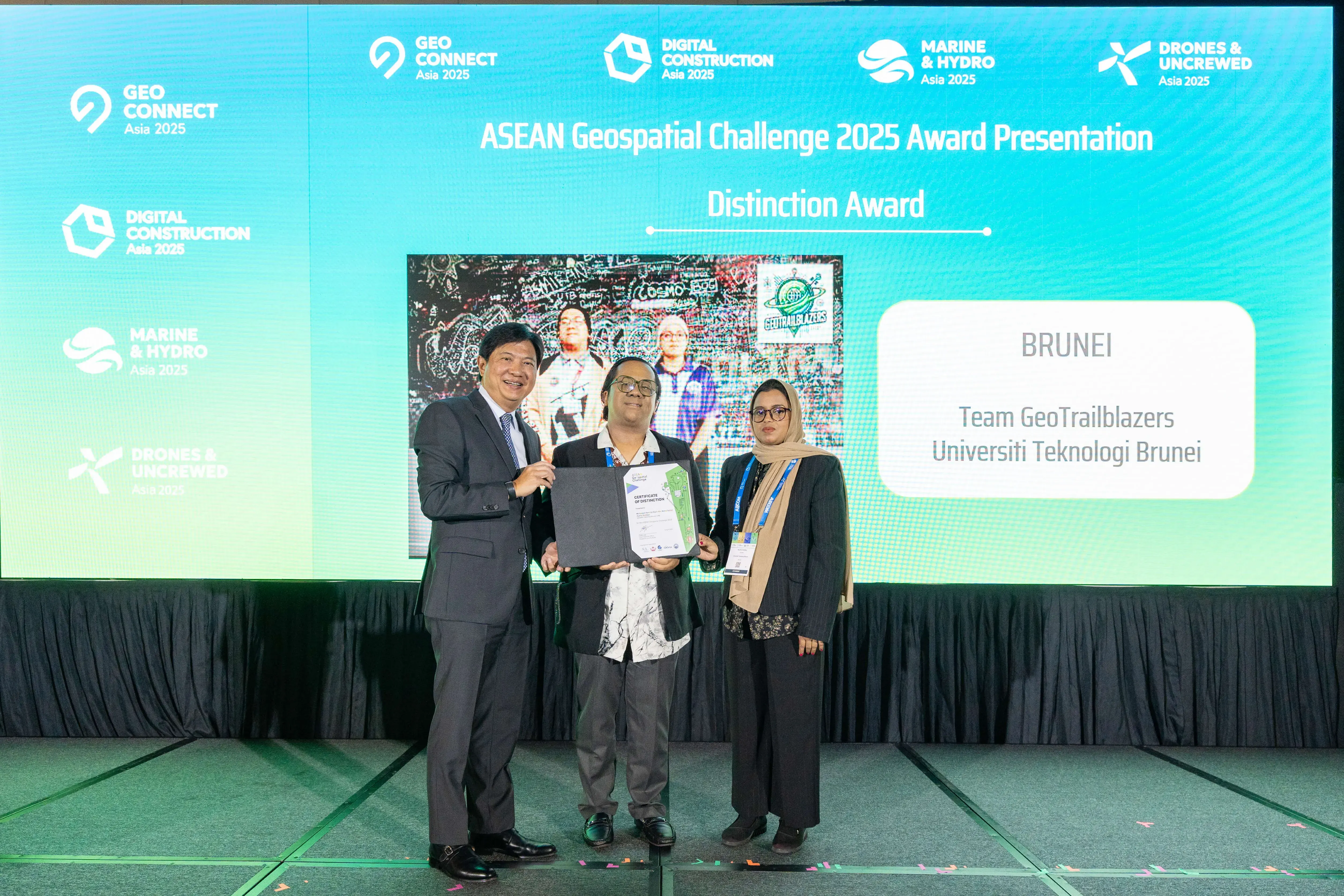 Mr Yeoh presenting a certificate for Brunei's Team GeoTrailblazers at the ASEAN Geospatial Challenge 2025 Distinction Award presentation.
